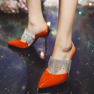 Sandaler Superior Quality China Factory Handgjorda Skor Kvinnor Sandal Med Diamanter Fransar Stängd Toe Slip på Heels Stiletto Mule Slippers