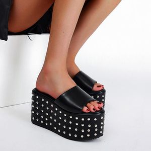 Sandálias Mulheres chinelas de 10 cm saltos punk rivet senhoras de verão girl 2021 plataformas cunhas sapatos gladiador