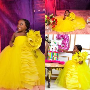 2021 Söt gula tjejer pageant klänningar fjäder en axel ärmlös tulle ruffles chlids golv längd formella barn prom kommunion klänningar med handgjorda blommor
