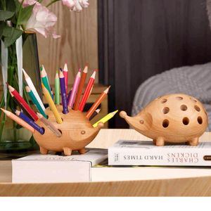 Little Wood Carving Hedgehog Penholder to Nordic Home Decoration Sztuka i rzemiosło na figurki biurkowe i prezent świąteczny dla dzieci 211118