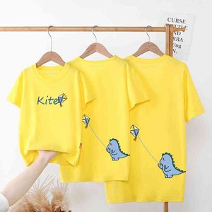 Eltern-Kind-Sommer bedrucktes Kurzarm-T-Shirt aus Baumwolle, Kleidung für Mama und mich, passende Familienoutfits für Jungen 210515