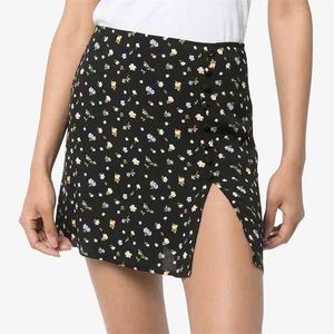 夏の女性のセクシーなフラワープリントサイドスリットスカートの女性レトロなファッションボタン装飾尻ミニスカート210520