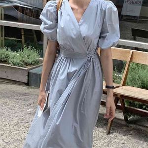 シンプルなVネッククロスタイウエストパフスリーブドレス女性の夏の緩い青いMih-Calfドレス女性ファッション16W664 210427