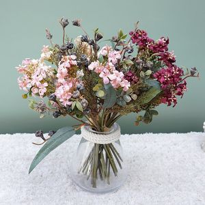 Vintage Small Bouquet Daisy Artificial Flowers Eucalyptus Fruit Bunch for Home Decoration Wedding Bridal Bouquet Photo Props