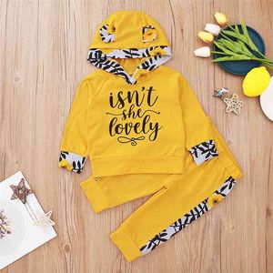 Sonbahar Çocuk Setleri Rahat Uzun Kollu Kapşonlu T-shirt Sarı Baskı Pantolon 2 Adet Kız Giysileri 0-3 T 210629