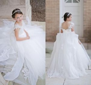 2020 Puffy Princess Wedding Flower Girlsのドレスが付いている羽毛の毛皮の肩の肩の上にビーズされた肩の上のパーティーガウンアップリケロングコミッションドレス