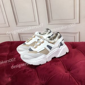 Nowy Paryż 17FW Triple S Projektant Buty Buty Męskie Kobiet Wyczyść Sole Athletic Black White Retro Man Woman Green Trainers Fashion Platform Sneakers