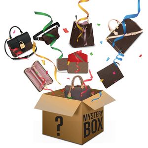 Mysteriebox. Slumpmässiga handväskor Purses Bag Plånbok Tote Axelväskor Birthday Surprise Favors Fler gåvor God kvalitet