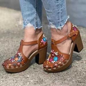 Sommar Utomhus Sandaler Strand Square Heel Buckle Rem Skor För Kvinnor Casual Sandals Hollow Out Flower Printed Women High Heels Y0721