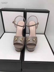 Luxury Designer Womens Flat Sandal Crystal Calfskin Open Toe Pearl Buckle Platforms Casual Tjock Soled Skor Kvinnor Plattform Sandal Original Box