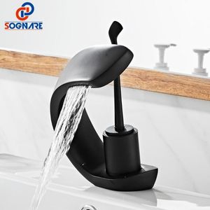 バスルームのシンクの蛇口袋の洗面器の蛇口のつや消しの黒い固体真鍮ユニークなデザインミキサータップ冷たい滝水