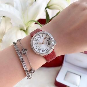 Fashion Casual 34mm Kvinnors Klocka Quartz Movement Classic Roman Numeral Clock 316L Case 4 Färger Läderrem Armbandsur