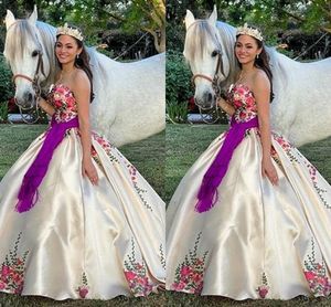 Quinceanera klänningar blommor satin broderi älskling halsring