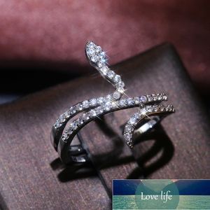 Huitan Delikat Twine Snake Kvinnor Ring Silver Färg Micro Paved CZ Stone Funny Dancing Party Cool Daily Tillbehör Nytt Mode