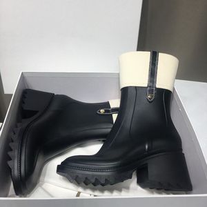 Kvinnor Betty PVC Rain Boots Designer Half Boot Ladies Dress Shoes Womens Booties Rubber Medal Grov Side Zipper Winter Shoe Lady Bootis 237