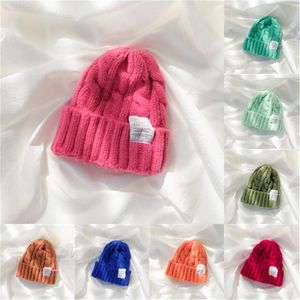 ソリッドカラー日本のねじれ糸帽子学生の暖かい耳の保護ニット帽子とカップルの用途の多用途のコールドキャップ