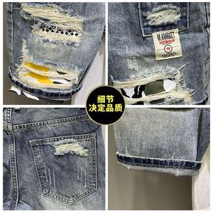 Herr jeans grossist 2021 koreanska mode män avslappnad tiggare hål denim shorts märke tryckt lapp rippade korta byxor