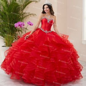 Classy Red Cascading Ruffles Quinceanera Klänningar Elegant Sweetheart Ball Gown Sweet Dress Masquerade Prom Party Gowns med Beaded Crystal Vestido de Fiesta