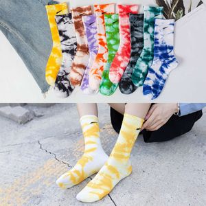 2021 Nya män Kvinnor Unisex Novelty Färgglada Tie-färgning Skateboard Bomull Harajuku Hiphop Socks Topp Sport Par Lång