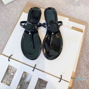 Slippers Fashion PVC Beach Women Jelly Flat Flat Metal Buckles Flip Flops Slidge Comfort Summer Summer Designer Shoes Woman