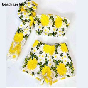 Beachapche Lace Duff Sleeve Top Curto Sets Amarelo One-Sholder Vest Shorts Dois Peça Set Club Outfit Mulheres Hollow Out Top Sexy 210721