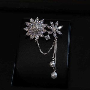 Fashion Luxury Crystal Tassel Brooch Female Daisy Flower Men's Suit Pin Chain Sweater Accessories Temperament