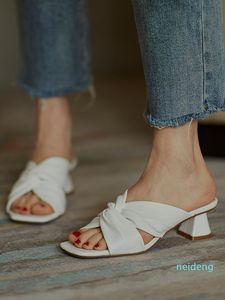 2021 Toe Mulheres Chinelos Cross Strap Casual Sandálias De Couro Branco Salto alto Slides Damasco Chaussures Femmes