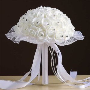花輪はスタイリッシュで バレンタインデーのための人工的なクリスタルアイボリーリボンのバラの花で飾られています