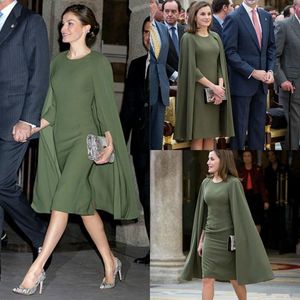 Olive Short The Bride Dresses med Cape Knee Length Sheath Bröllopsfest Kändis Formell Kappor Mödrar Kvällsklänning Vestidos Robe