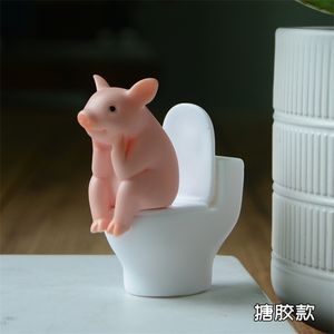 Porco bonito sentado no vaso sanitário PVC modelo de ação de ação decoração mini kawaii brinquedo para crianças presentes crianças decoração 211105