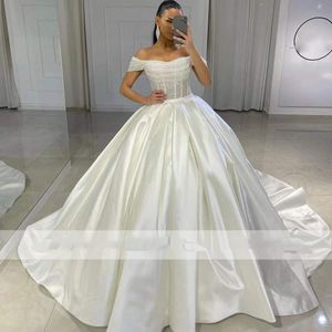 2022 Nya Bridal Ball Gowns Satin Sequined Strapless Kortärmad Sweep Train Formell Princess Bröllopsklänningar Robe de Mariée