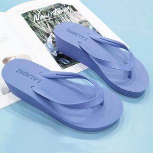 Hausschuhe Schuhe Frau 2021 Casual Med Candy Farben Gummi Flip-Flops Auf Einem Keil Schiefer Weibliche Strand Plattform Luxus Hawaiian