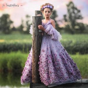 シックな紫色のスパゲッティストラップフラワーガールズのドレス3 dの花のアップリケの花の女の子のドレス床の長真珠の子供たちのページェントのドレス