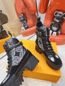 Moda de luxo Mulheres Designer Boots Martin Desert Boo TS S flamingo Amor Seta Medalha 100% Genuíno Couro Grosso Tênis De Inverno Sapatas High Heaver Holto 35-42 Pojbvrbjnjh