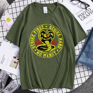 Cobra Kai T Shirt Uomo Strike First Strike Hard No Mercy Tshirt Camicie QualitàSummer Top Magliette Maniche corte T-Shirt Nera Y0809