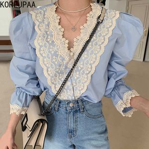 Korjpaa Blus Kvinnor Koreanska Chic Elegant Mjuk Blå V-Neck Office Lady Lace Hook Stitch Loose Single Breasted Puff Sleeve Shirt 210526