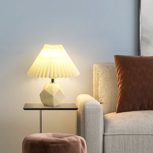 Nordyckie ciepłe lampy stołowe Wysokiej klasy ceramiczna plisowana sypialnia sypialnia nocna światła gałka doustna praca LED Lampa