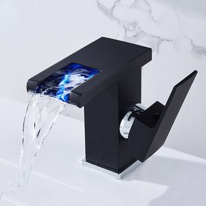 Rubinetto per lavabo nero a LED di lusso Rubinetto per bagno alto e corto Maniglia singola Il flusso di acqua fredda e calda produce elettricità