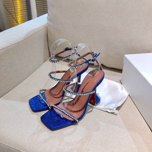 أعلى جودة جودة Gilda Blue Glitter Sandals 10cm حزام محترم الكريستال الكعب الكعب العالي للنساء المصممين الصيفيين المصممين الأحذية الحفلات أحذية المصنع