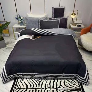 Bomullsängkläder sätter 4st Designer Letter Strip Digital Printing Bedclothes Pillow Sheet Adult Soft Queen Size Comporter Cover292w