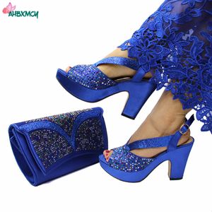 Ultime donne sexy Donne di alta qualità Scarpe da donna Italian Shotel e Borsa Set in Royal Blue Color con cristallo Shinning per matrimonio 210624