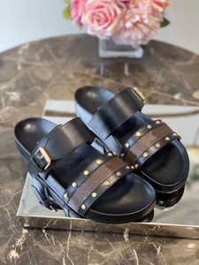 2021 숙녀 슬리퍼 숙녀 슬리퍼 여름 샌들 남자 럭셔리 디자이너 가죽 플랫폼 샌들 플랫 신발 패션 Prespy 051