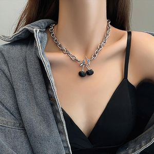Kedjor Trendiga körsbärsklaffelkedjor halsband för kvinnor charms silver färg ihåliga geometriska party smycken tillbehörskolor