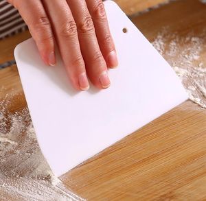 Baking Tools Plastic Trapezoid Scraper White Cream Cake Cutter Simple Convenient And Safe Pastry Spatula Kitchen Accessories SN4167