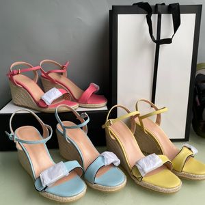 European Summer Retro Slope Heel Water Platform Kvinnors Sandaler Tillverkad av Cowhide Classic Luxury Beach Party Size 35-41