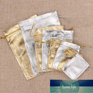 ギフトラップの結婚式の好意の袋巾着キャンディーバッグメタリックホイルの布オーガンザバッグ4サイズ金/銀ジュエリー包装バッグ1