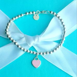 Pink heart shaped bracelet is easy and fashionable