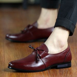 HotSale Mäns Klänning Skor Mode Loafers Luxurys Designers Svart Brun Röd Läder Män Sport Flat Sneakers Trainers