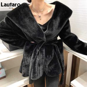 Lautaro Winter Black Warms Essice Faux Fur Cardigan女性ドロップショルダー長袖サッシ緩いスタイリッシュな韓国のファッション211019