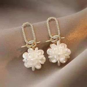 Biały Akrylowy Kwiat Drop Dangle Kolczyki Kolczyki Geometryczne Alloy Ear Akcesoria 2021 dla kobiet Moda Party Wedding Jewelry Prezent